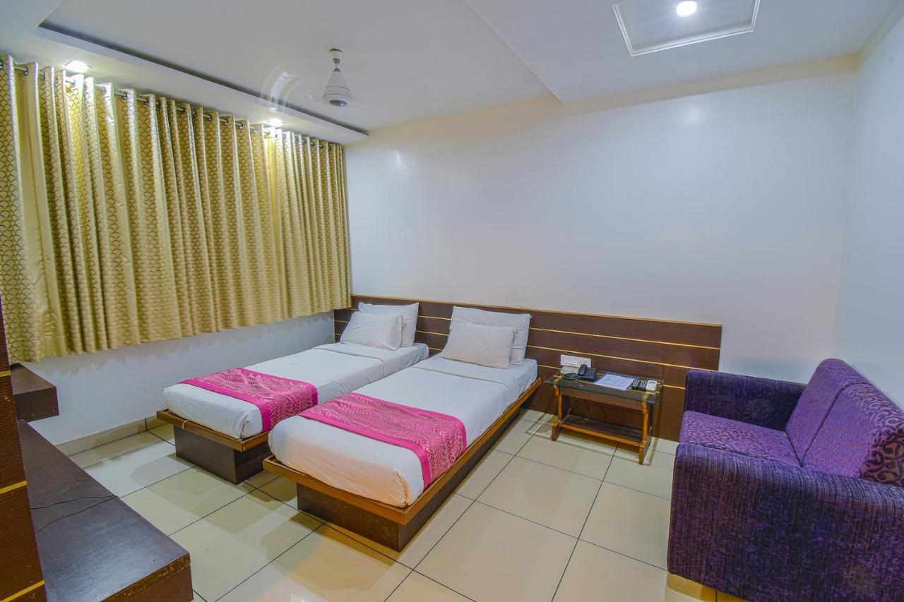 Hotel Radiant Kolhapur Bagian luar foto