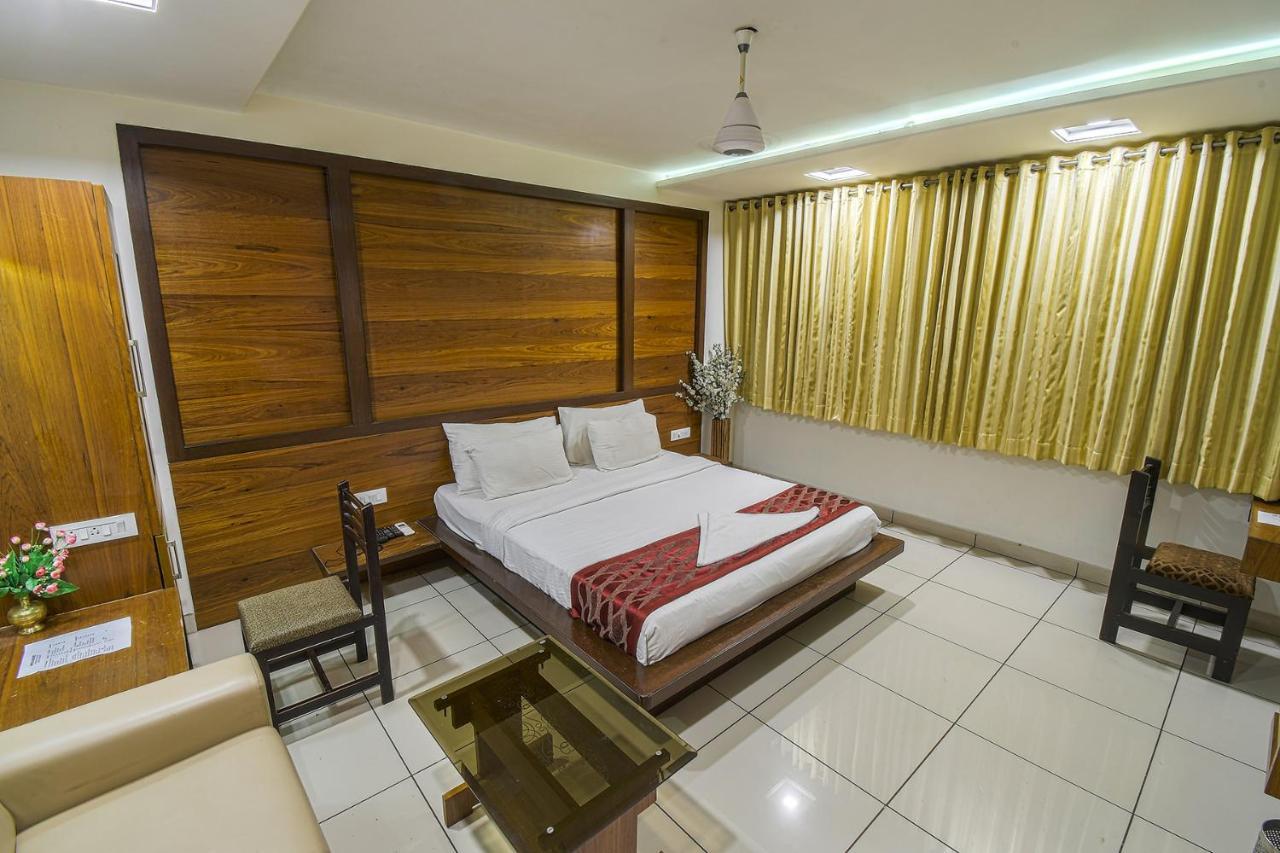 Hotel Radiant Kolhapur Bagian luar foto