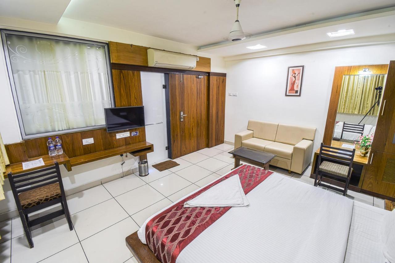 Hotel Radiant Kolhapur Bagian luar foto