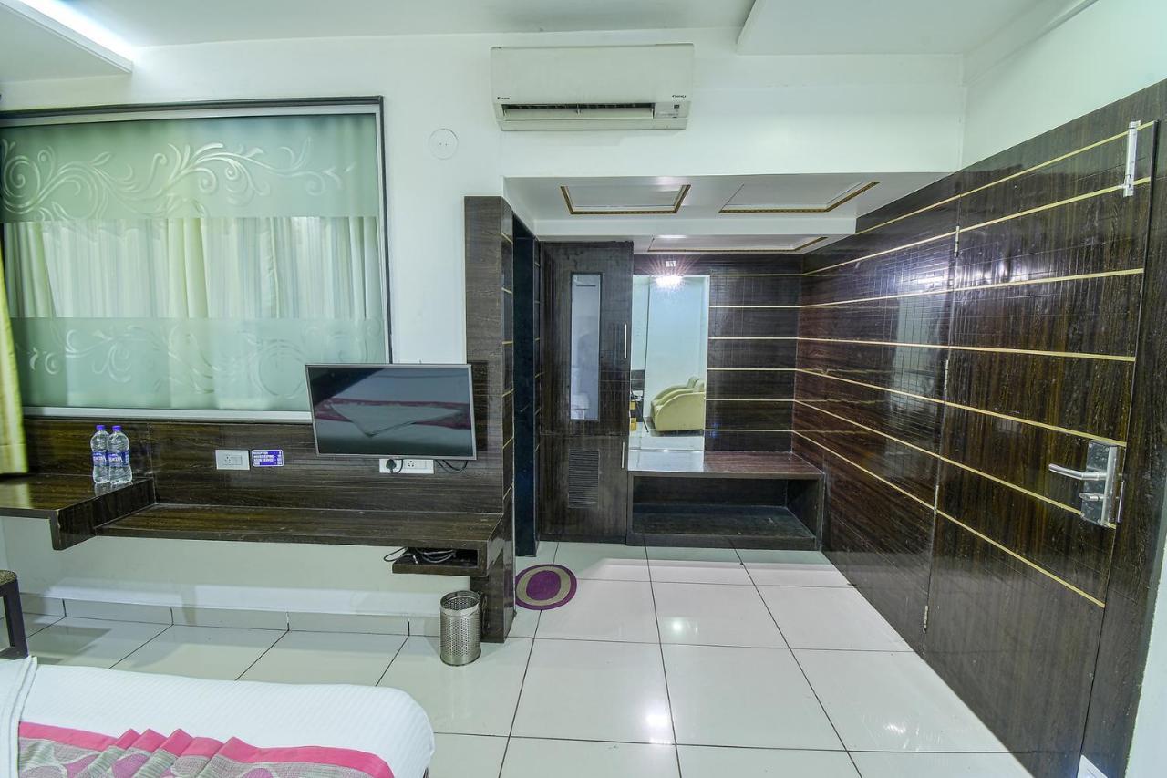 Hotel Radiant Kolhapur Bagian luar foto