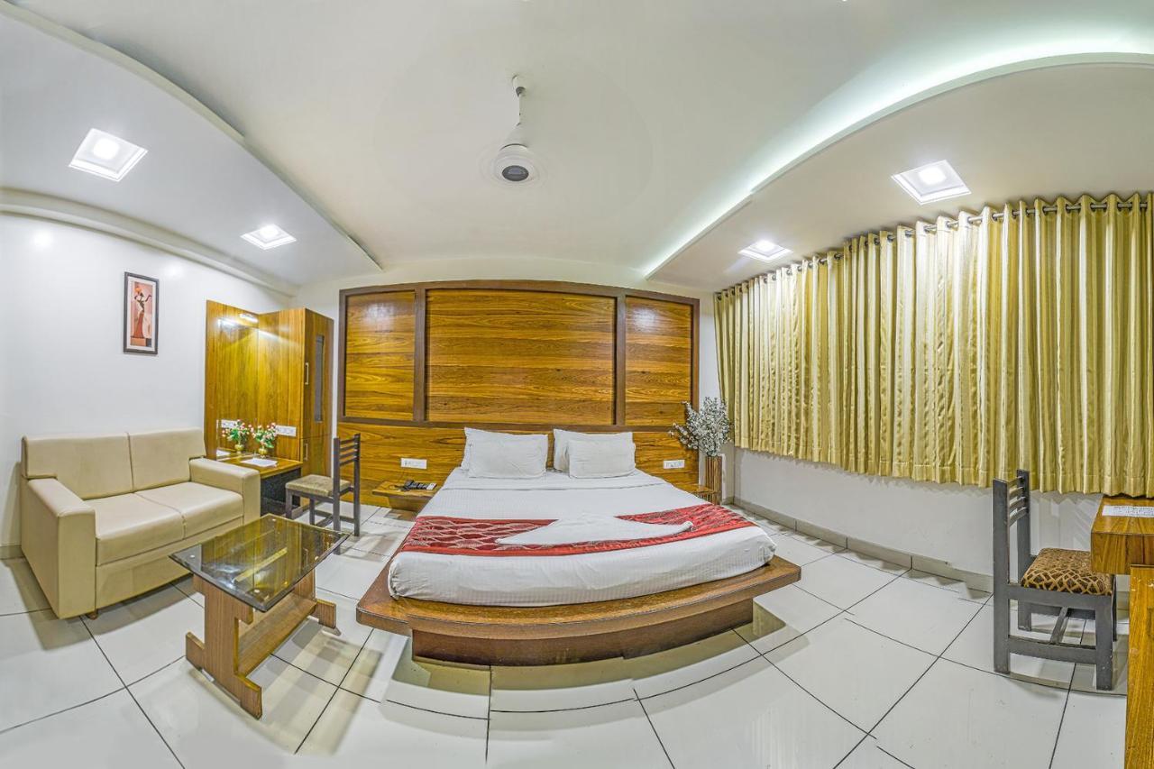 Hotel Radiant Kolhapur Bagian luar foto