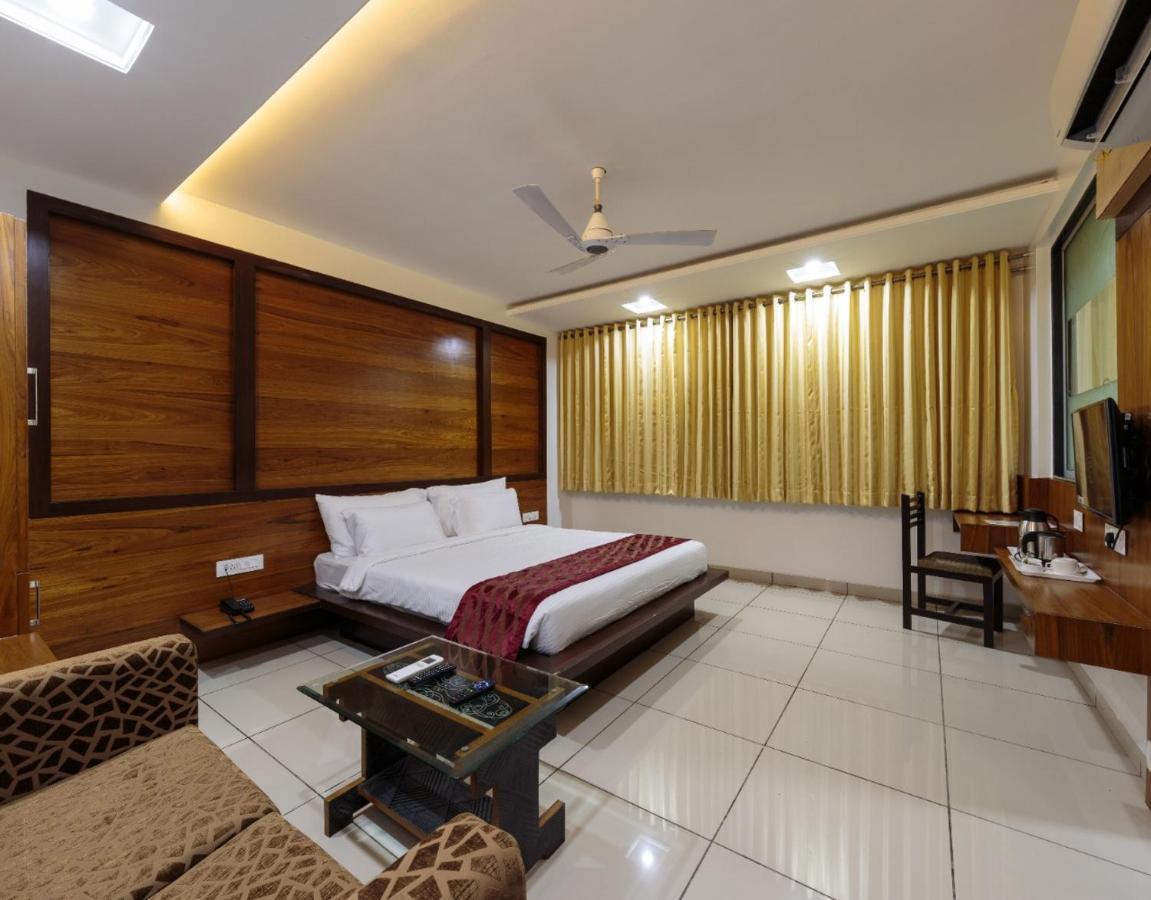 Hotel Radiant Kolhapur Bagian luar foto