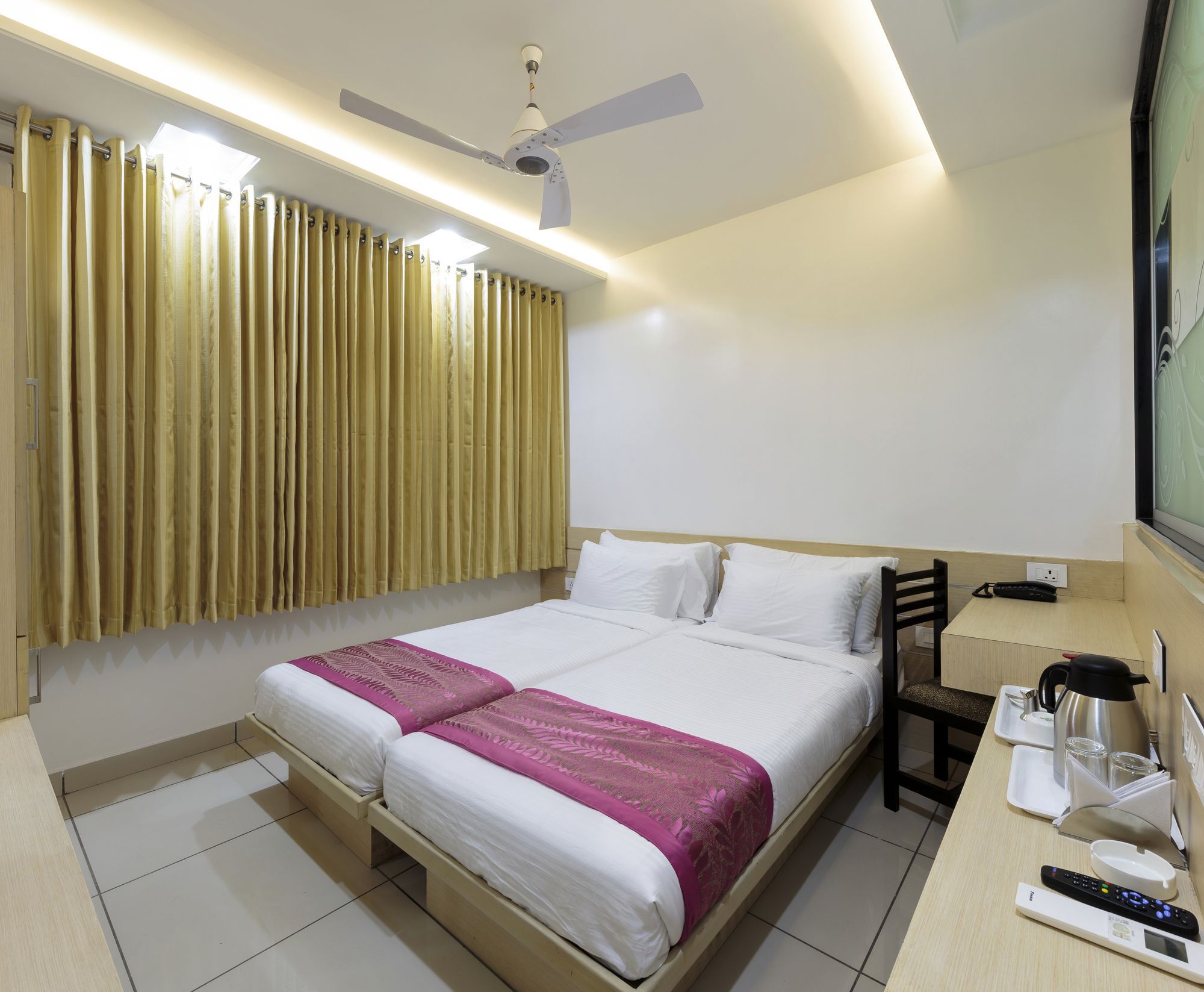 Hotel Radiant Kolhapur Bagian luar foto